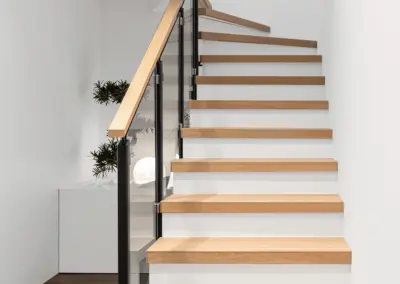 Ammattitaidolla toteutettu portaiden pinnoitus. Stepfix-menetelmä takaa siistin ja kestävän lopputuloksen avaimet käteen -palveluna.